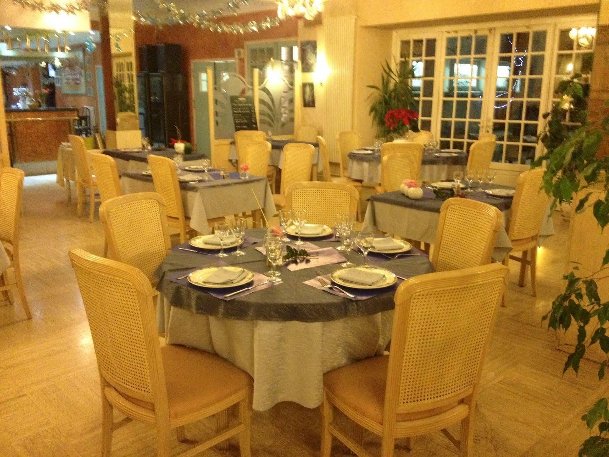 Hôtel Le Tivoli Vic-en-Bigorre Esterno foto