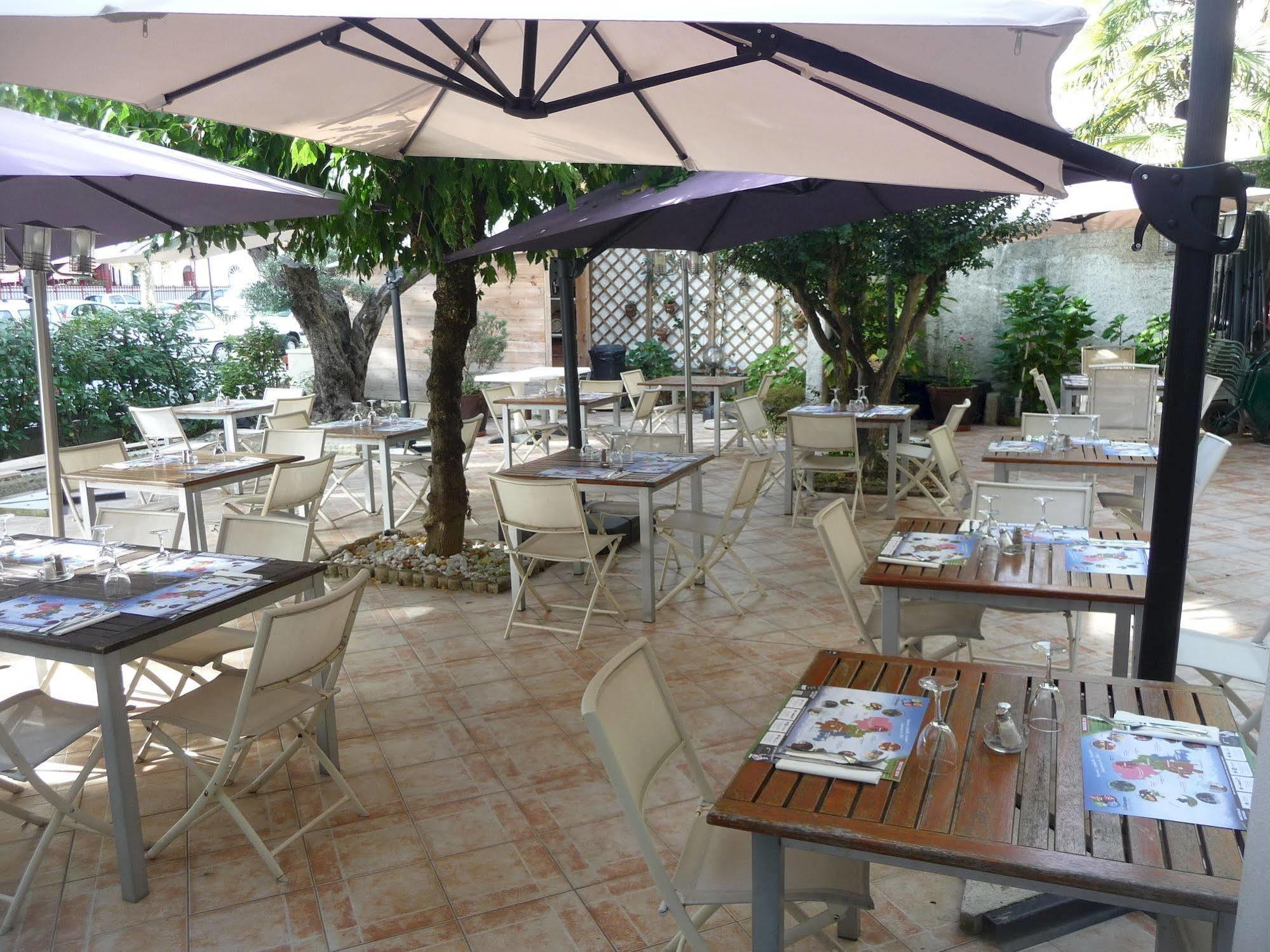 Hôtel Le Tivoli Vic-en-Bigorre Esterno foto